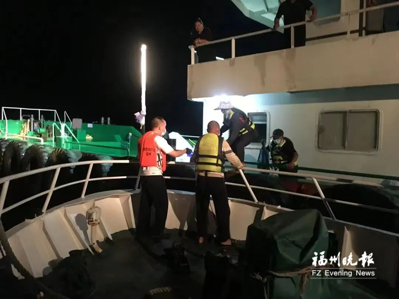 漁船深夜進(jìn)水遇險 多方船舶展開救援